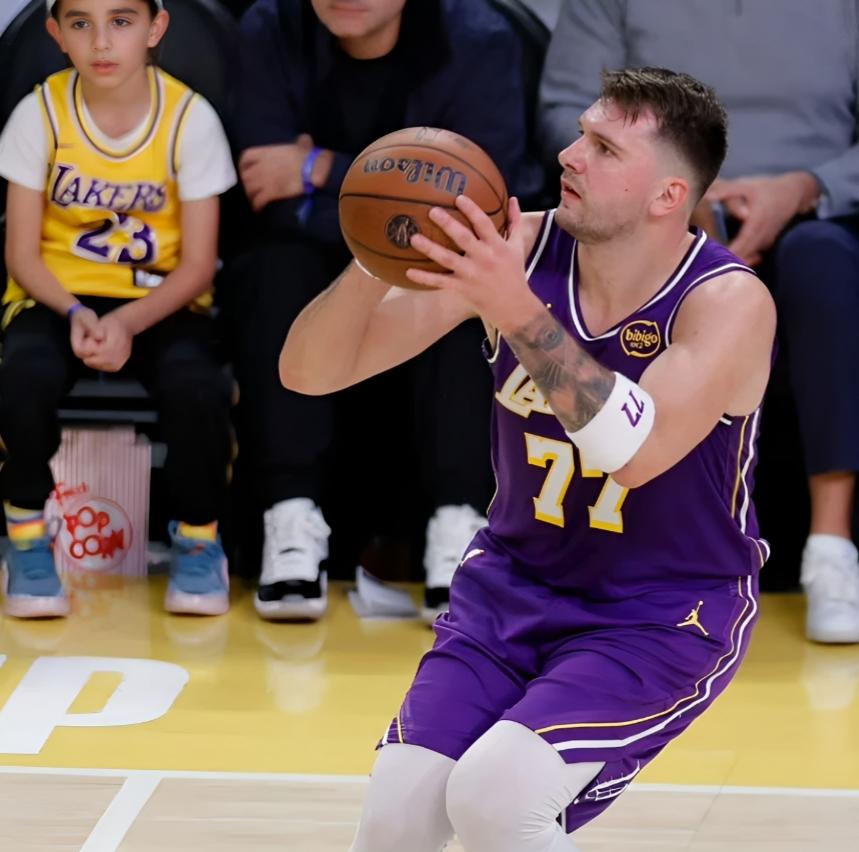 当东契奇手感不佳到时候，他真的很拖累湖人队东契奇的比赛真是越来越难看了，这赛