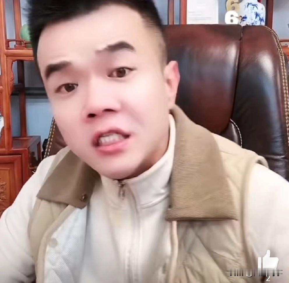 小胖说刘二狗现在风口浪尖，得夹着尾巴做人！你看他永远拿鼻