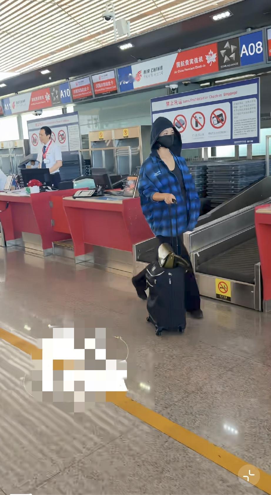6月6日，汤唯怀二胎后与老公金泰勇一起现身机场，汤唯肚子好大走路外八字，格外疼爱