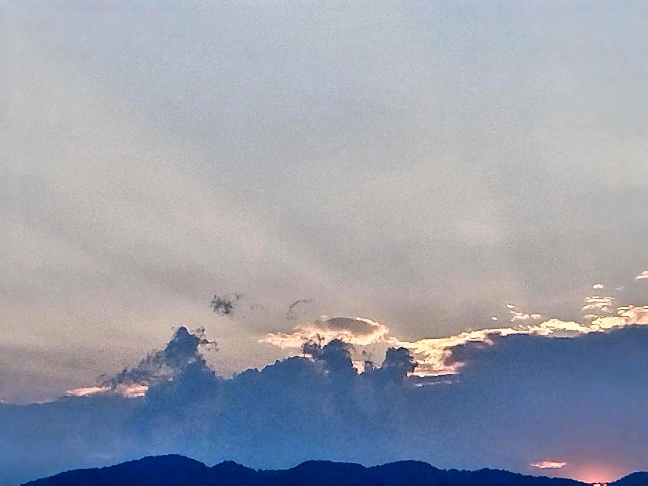 云海翻腾，夕阳余晖洒满天际，静谧而壮丽。那层层云海，宛如被一双无形的巨手肆意揉捻