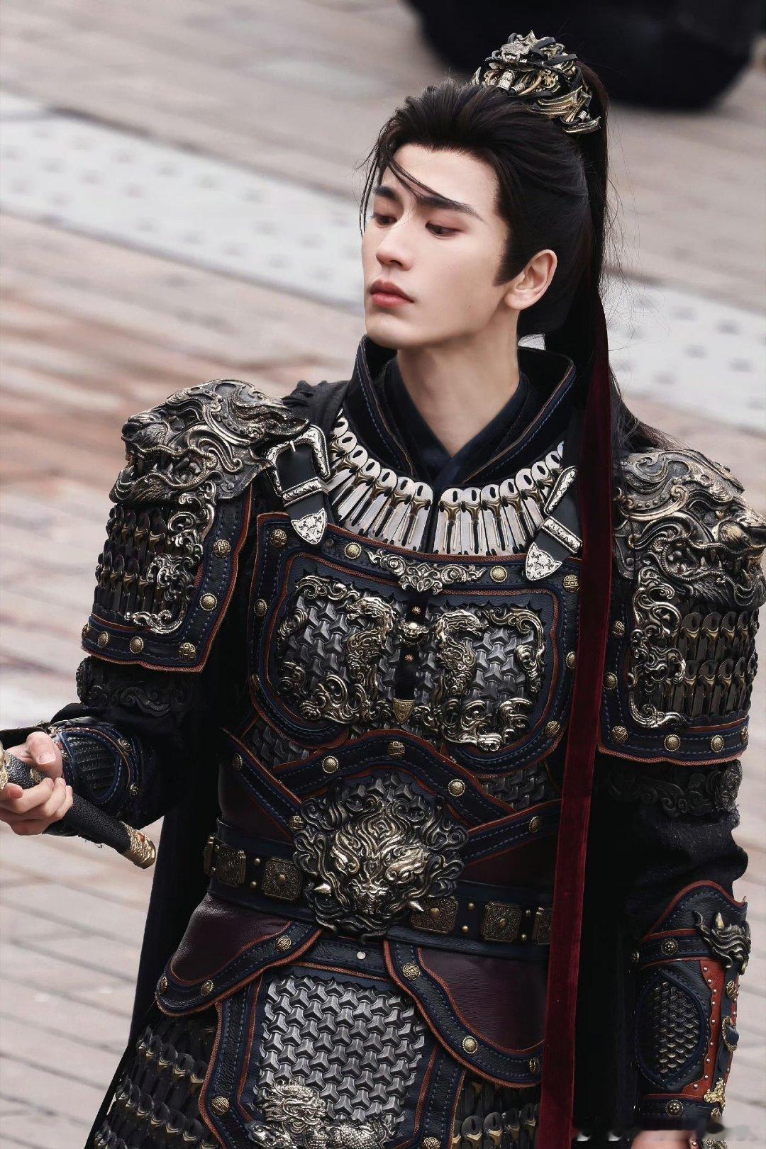 张凌赫这古装适配度太绝了，每次出场都跟自带“生人勿近”的感觉，哥哥多拍古偶好不