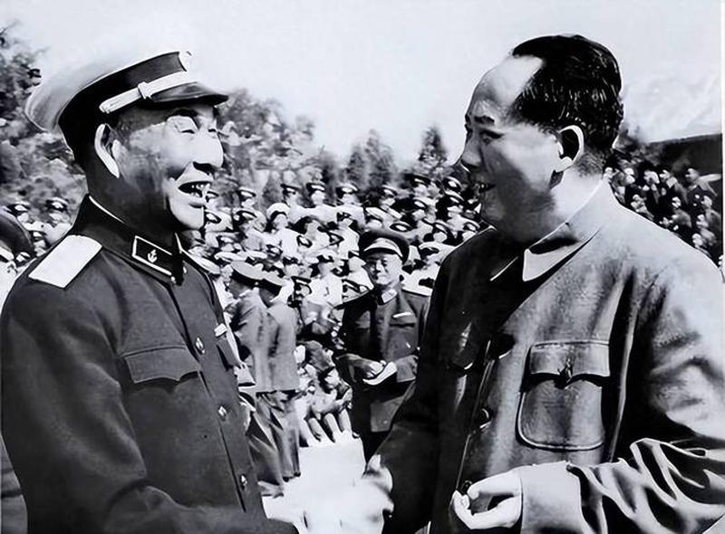 一位后来官至军委副主席的将军,回乡探亲时,弟弟姐姐还是农民,老屋一住几十年没翻新