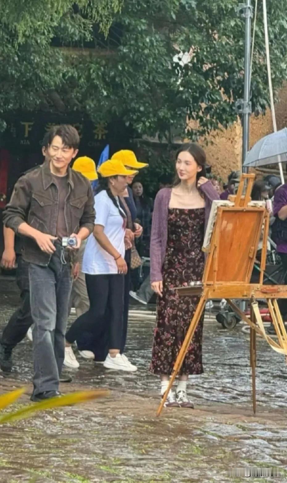 黄轩是不多见的戏外比戏里好看的男明星吧。黄轩，金晨现身云南沙溪拍戏，路人镜头下