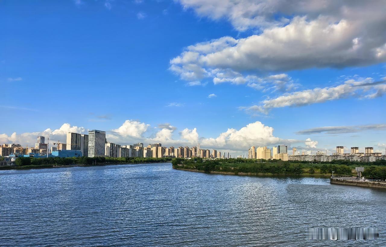 南通五水商圈的“五水汇”，那绝对是城市里一道亮丽的风景线！我必须拍一张这里最美的