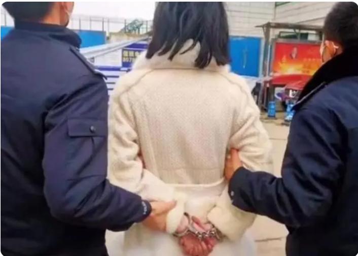 “在幼儿园潜伏了27年”，她被警方逮捕时，家长们吓得直冒冷汗！“你们是不是抓