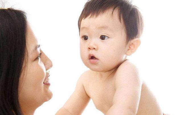宝宝两岁还不会说话让人焦虑, 多大会说才正常呢?