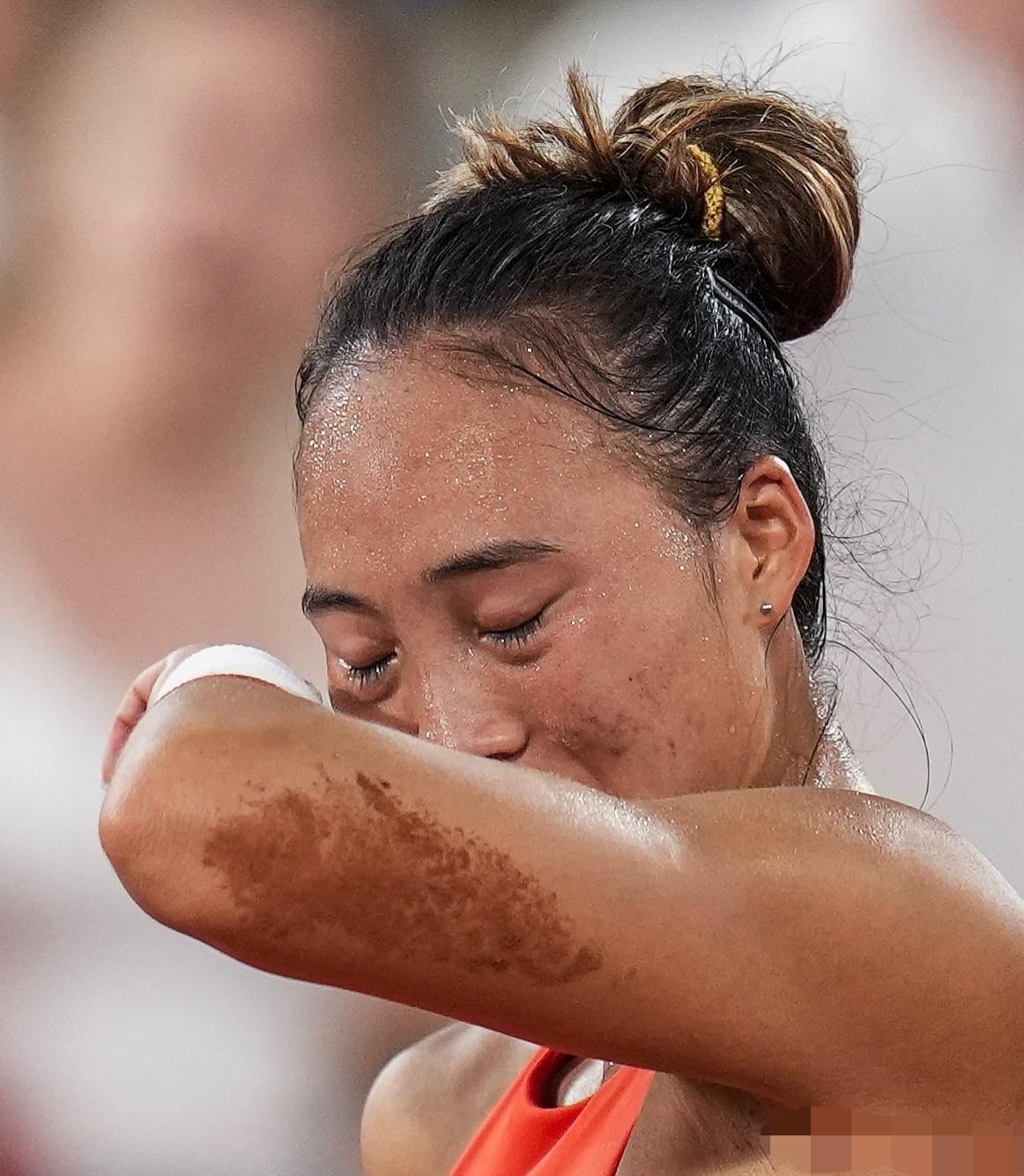 终于知道为什么郑钦文最近的状态一直不如以前了。不是因为伤病困扰，而是因为郑钦文