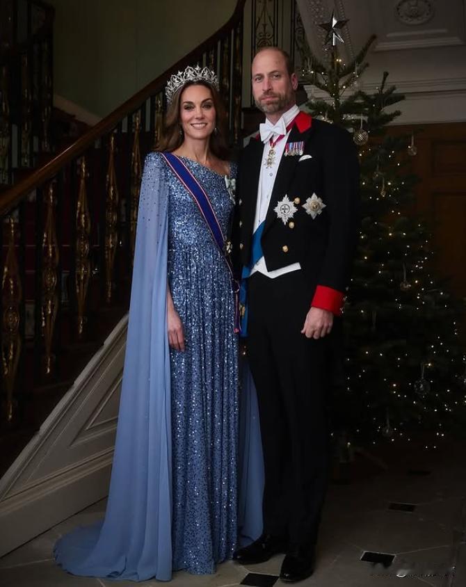 凯特解锁新王冠！在昨晚的王室晚宴上，凯特一袭蓝色长裙，裙子上的亮片闪闪发光。