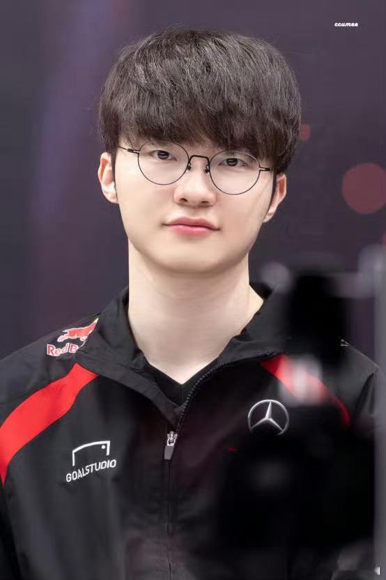 专攻击家人？看看Faker22年的动态，这些评论现在都还有，刚截的图Faker奶