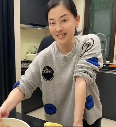 梅婷把北京的大别墅变成农场种菜养鸡，菜蛋肉样样俱全，一家十几口人，一年到头不用