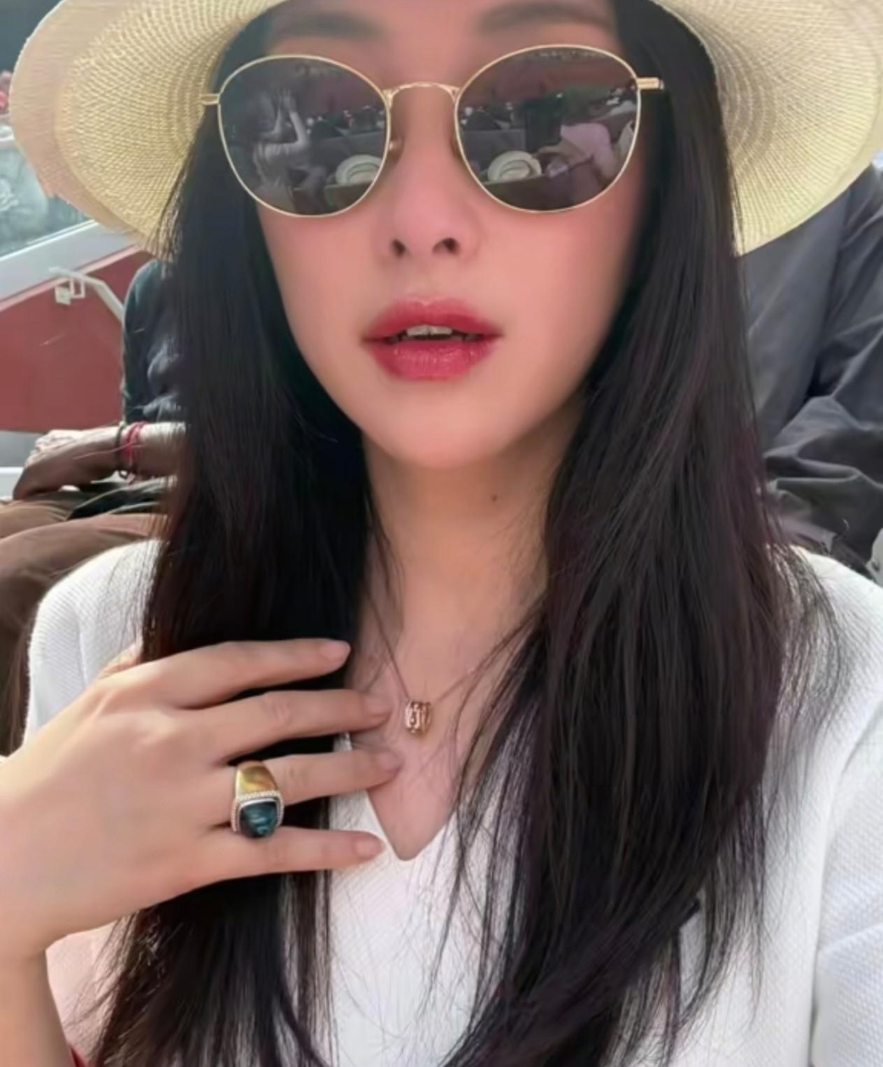 朱珠现身6月6日巴黎法网女单决赛现场，画面格外吸睛。一身简约穿搭尽显好身材，
