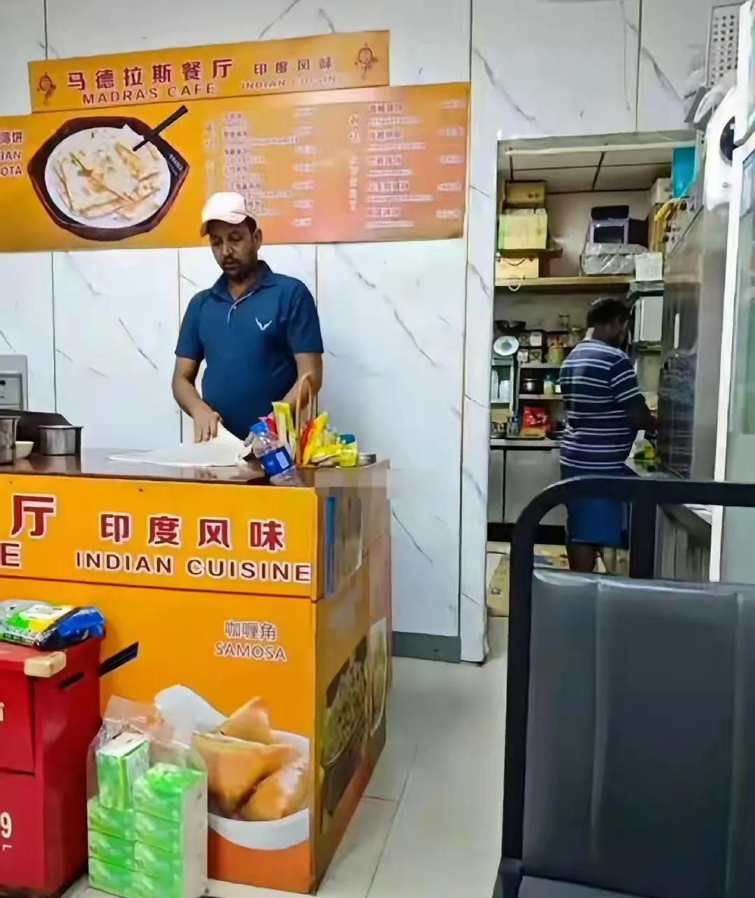 看到这个画面，我隔夜饭都要吐出来了！深圳一家印度餐厅内，一个三哥靠着墙一边打