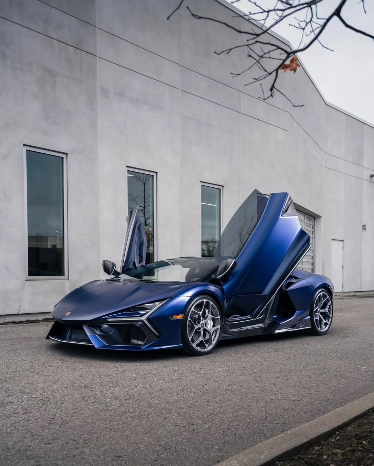 兰博基尼Revuelto车型，以蓝星灰哑光漆面呈现。🫐..兰博基尼revuel