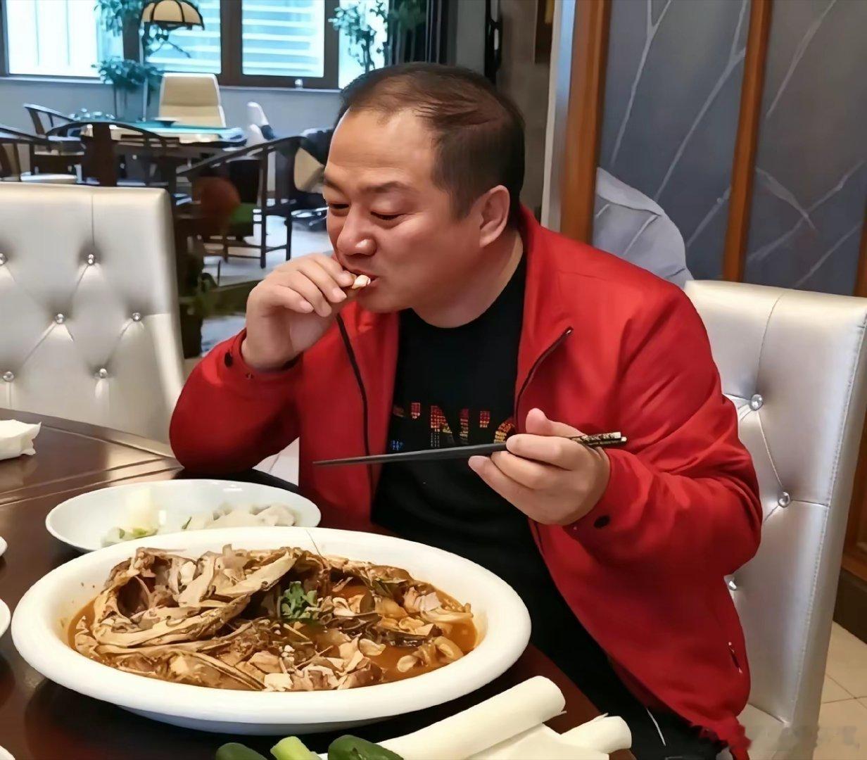 谢广坤在自家馆子吃顿便饭，一盆鱼炖豆腐，就着黄瓜大葱，主食饺子。这吃法太东北了，