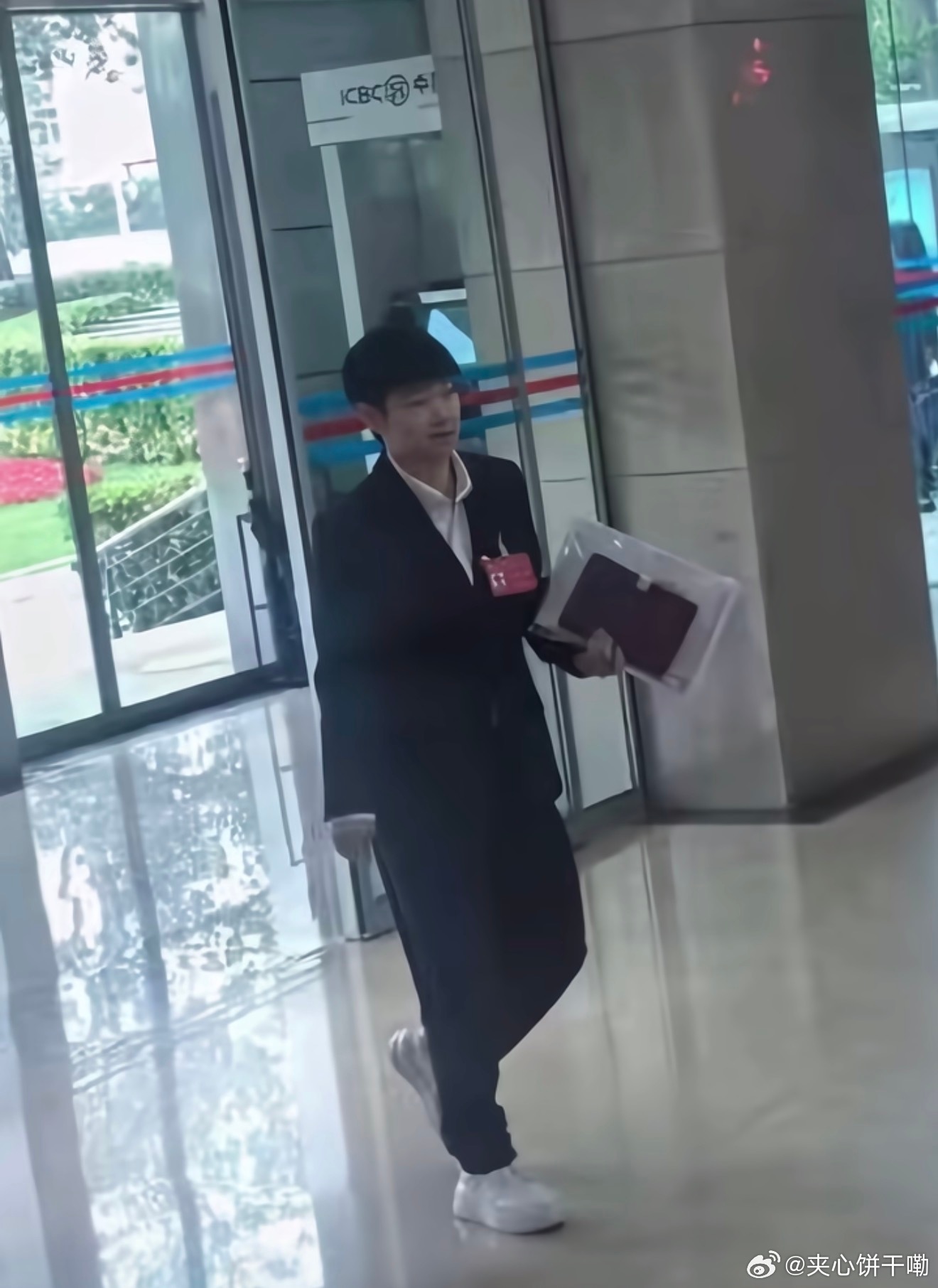 穿西装的孙组长