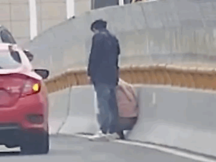 河南科技职业大学超话近日浙江海盐县西塘桥街道西塘大桥发生惊险一幕一女子欲跳桥