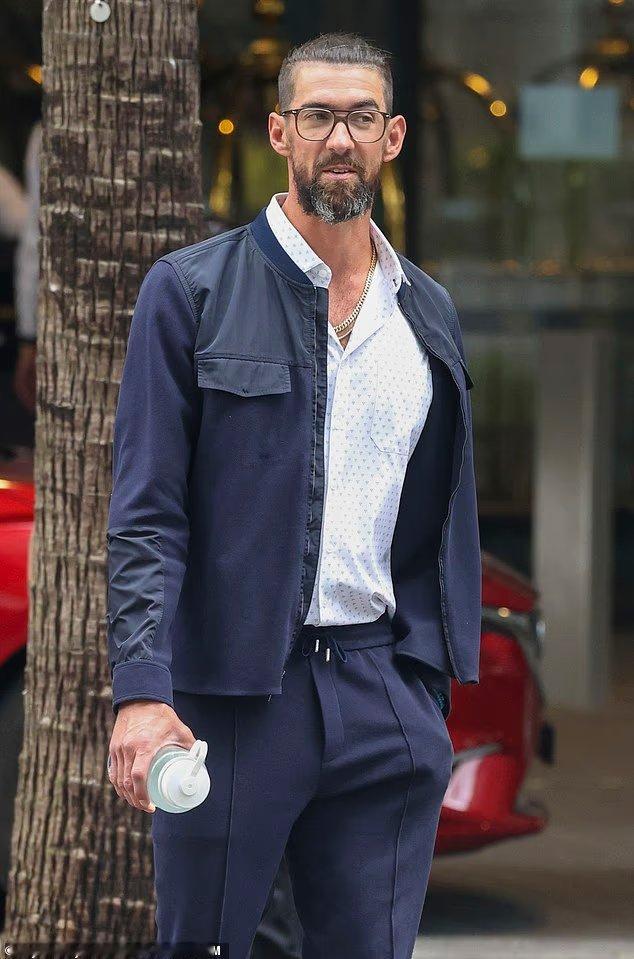 还认得出来这位不？40岁的迈克尔-菲尔普斯近日前往悉尼参加商业论坛，白色花纹衬衫