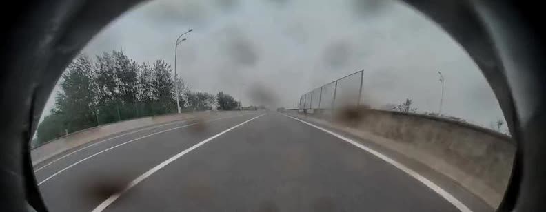 今天我在高速上开车，突然一辆小米SU7从我身边呼啸而过，那速度真是一骑绝尘啊，只