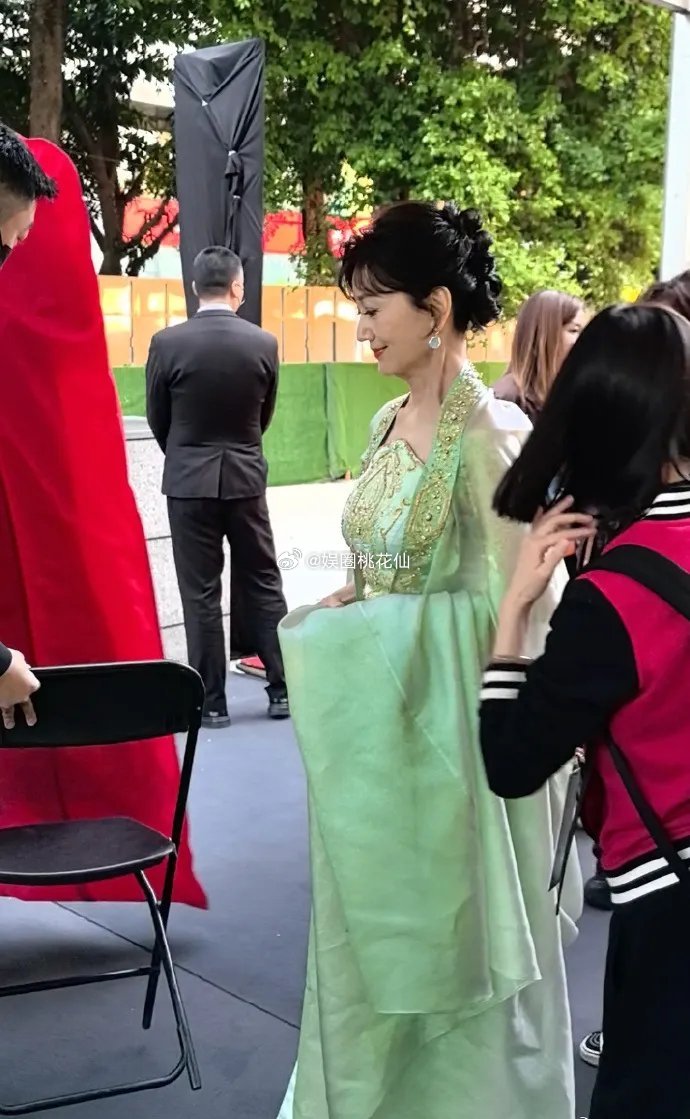 赵雅芝在出席金树林绽放之夜活动的时候搭配了一身水绿色的衣服，看上去特别的美。赵雅