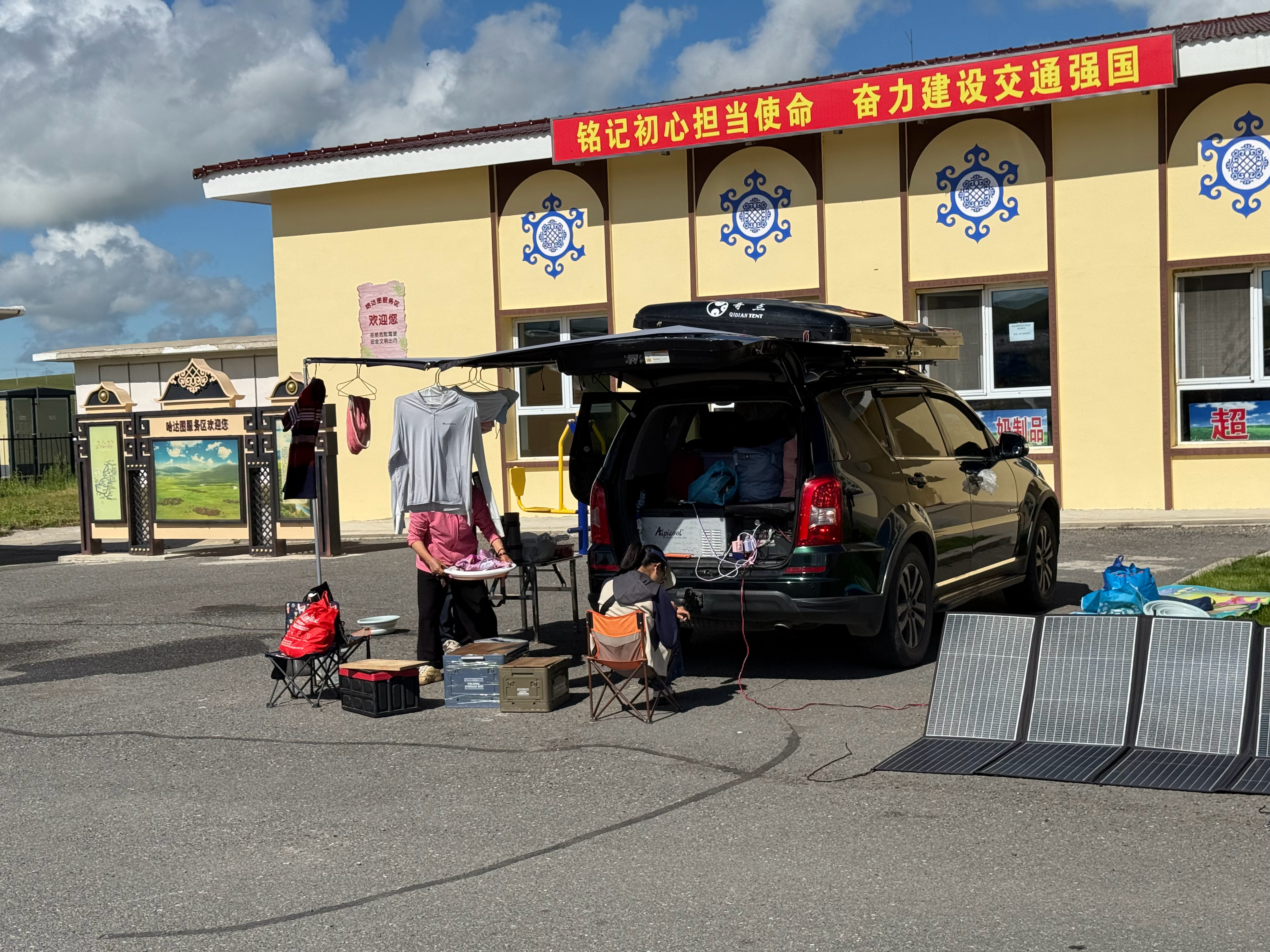 服务区遇到一辆纯旅行的家庭，这才是生活[点赞]​​​