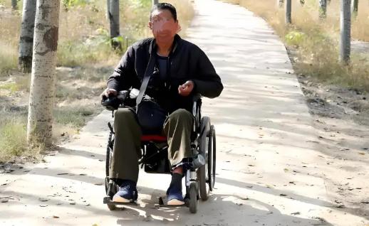 河北武邑，妻子在儿子3岁时离家出走，男子又当爹又当妈将儿子养大。谁料，儿子