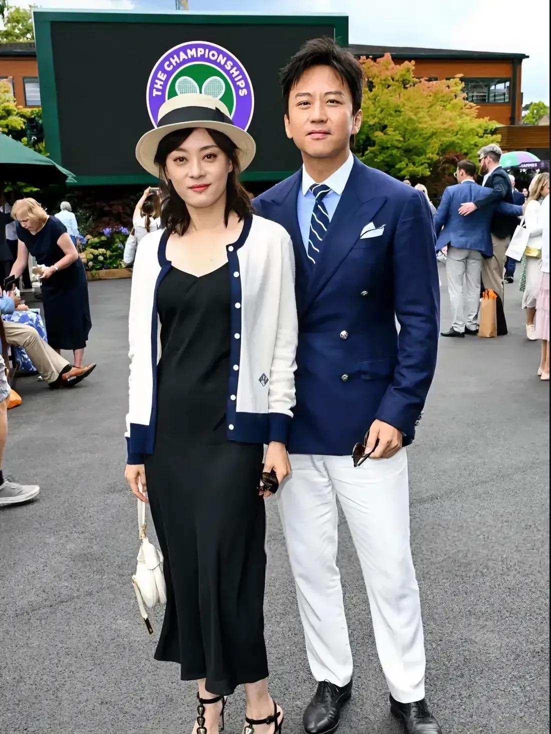 孙俪和邓超这打扮像三十年代的一对摩登夫妻。孙俪一顶礼帽，一头长发，一件开衫，一袭