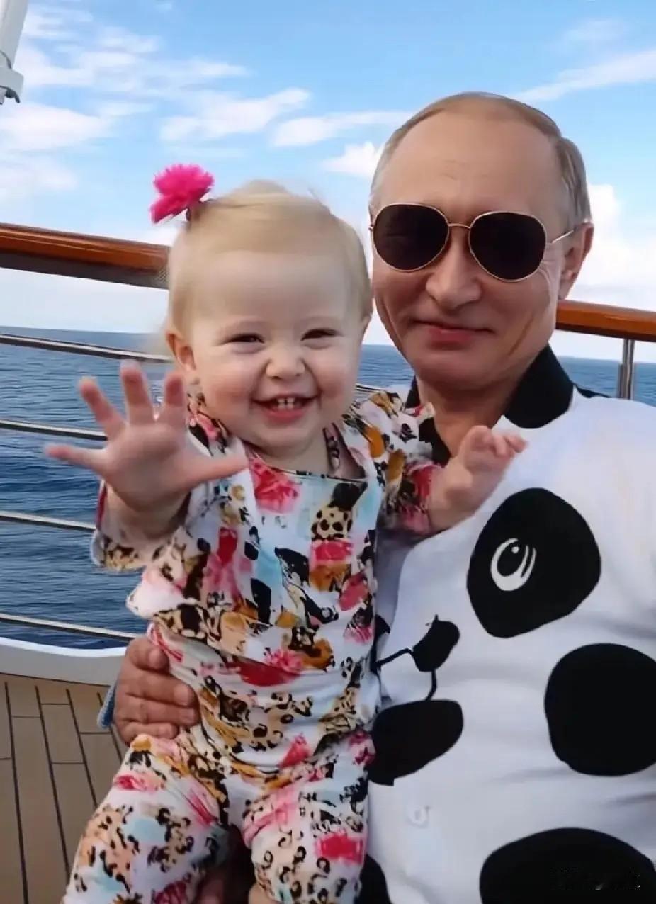 隔代亲，原来在这位俄罗斯硬汉总统身上也是一样的。难怪有网友会说：普京把最强硬，