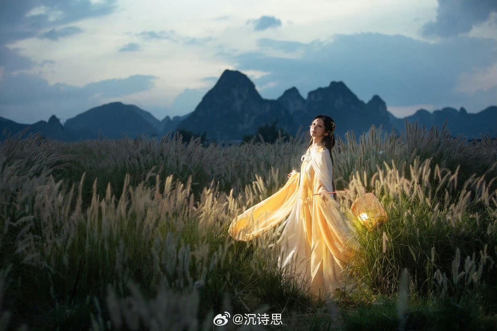 提灯向晚，山野赴秋。摄影：​​​