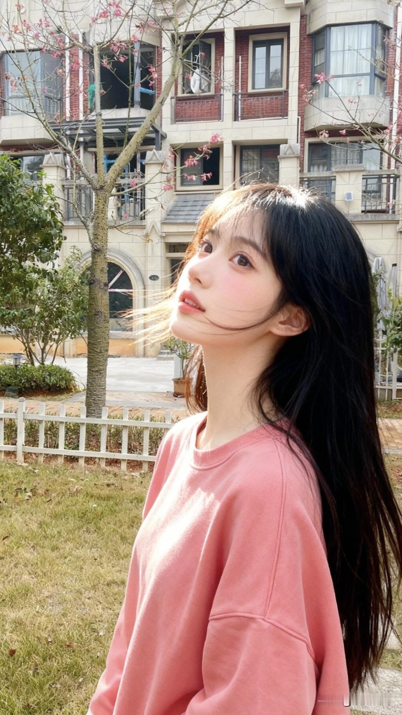 ：趁着还有点阳光，哼～我要下班班，回家睡觉觉，手机关机机，谁找也不理！[吐舌头眯眼睛笑]哼