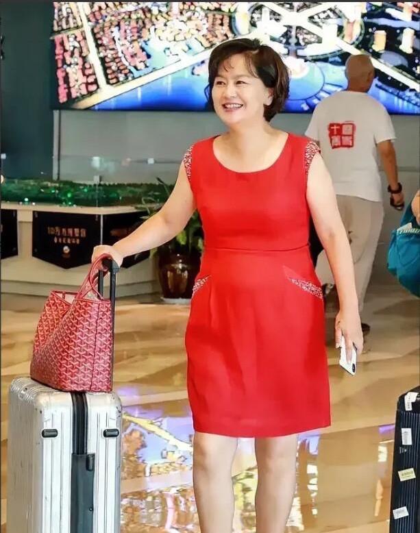 曾经是央视里数一数二的高颜值美女，在舞台上貌若天仙，怎么现在老了胖成这样了，看起
