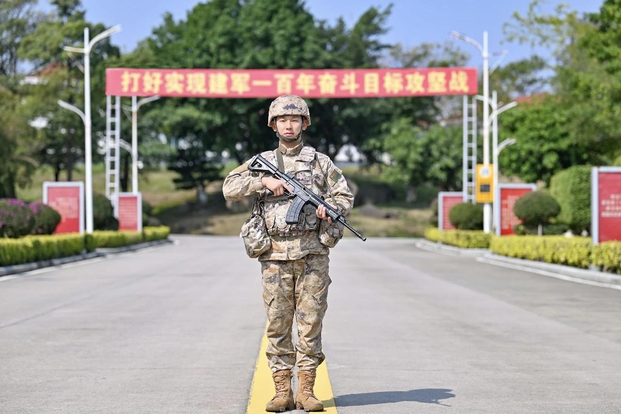 李永坤，2014年入伍，现任第73集团军某旅卫生连特诊技师。入伍12年来，荣立个