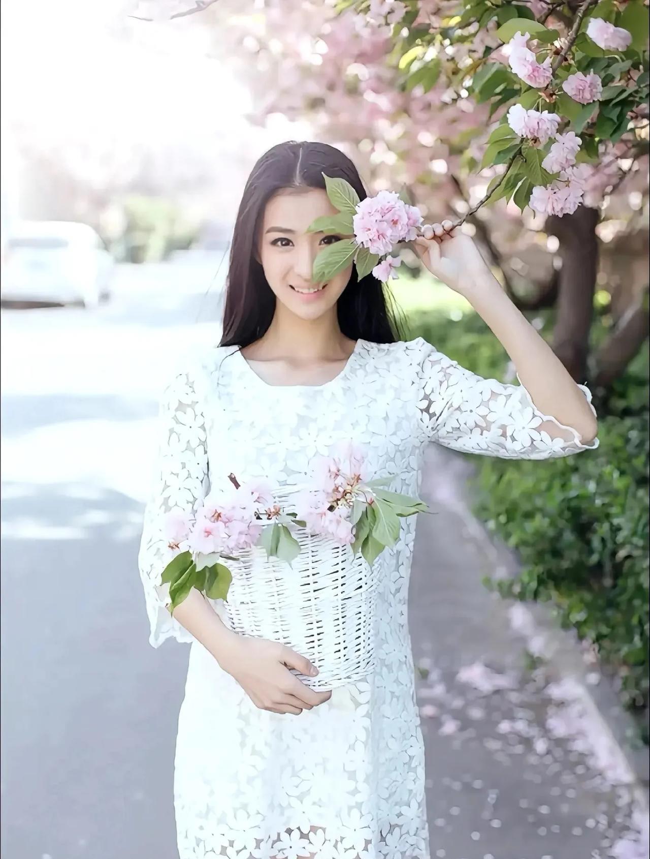 十几岁的王楚然已经出落得亭亭玉立了，换个妆容会更美。#王楚然演技#