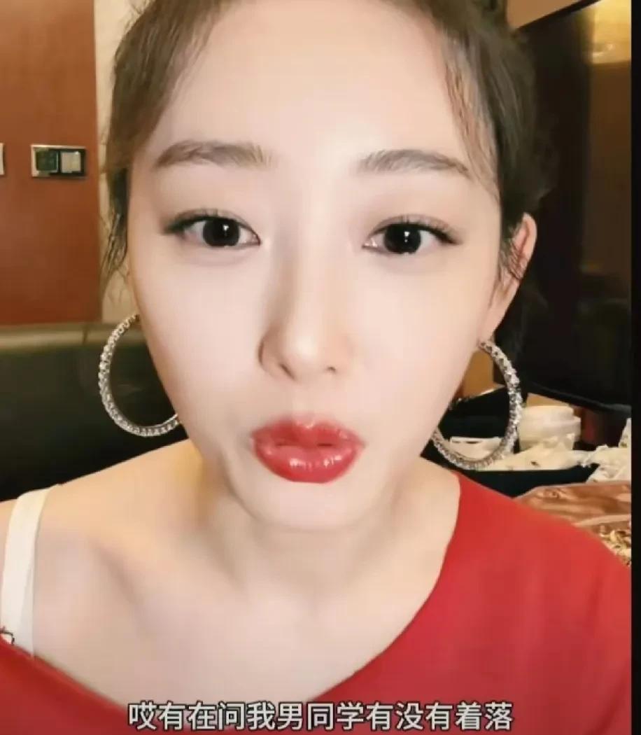 蒋梦婕在直播的时候说，自己暗恋的男生是吴谨言的同班同学，自己虽然在节目里说出了暗