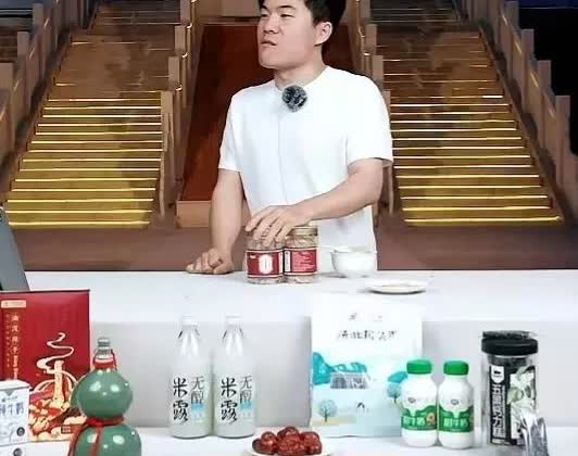 董宇辉啊董宇辉！不要怪我说你，　　你咋能想这出，干这种事呢？太疯狂了