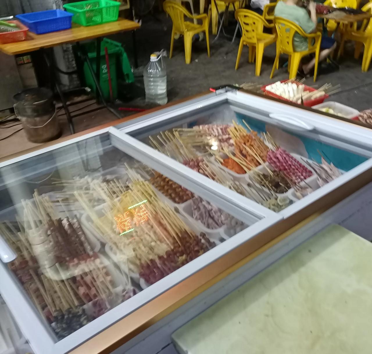 深圳晚上的夜市烧烤还是挺贵的，荤菜5～8元一串，素菜2～5元一串，好多蔬菜一旦穿