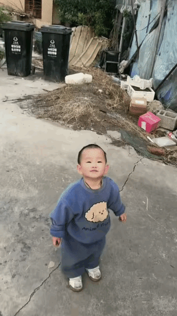 小孩：你走开，这个是给我准备的，不是你。