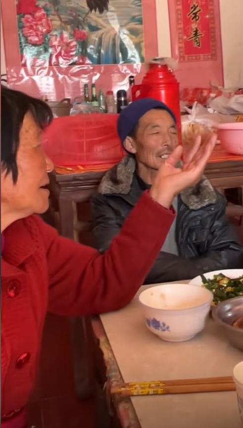 儿媳刚生下孩子就走了，有人问大爷恨不恨儿媳？可大爷却哽咽着说：“我这辈子最感谢的