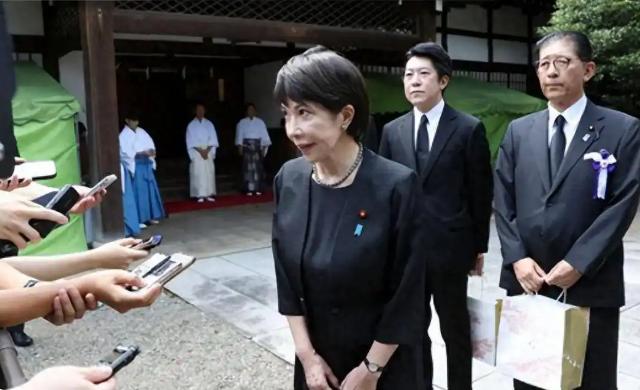 直接叫战犯神社之后，网友抛出扎心一问：“天皇”这称呼凭什么还在用？外交措辞一个