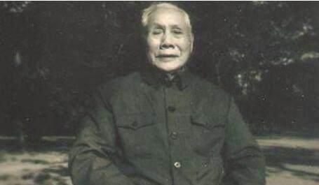 1934年，江西德安的司令部内，油灯微弱跳动。国民党少将救下了九万红军战士，建国