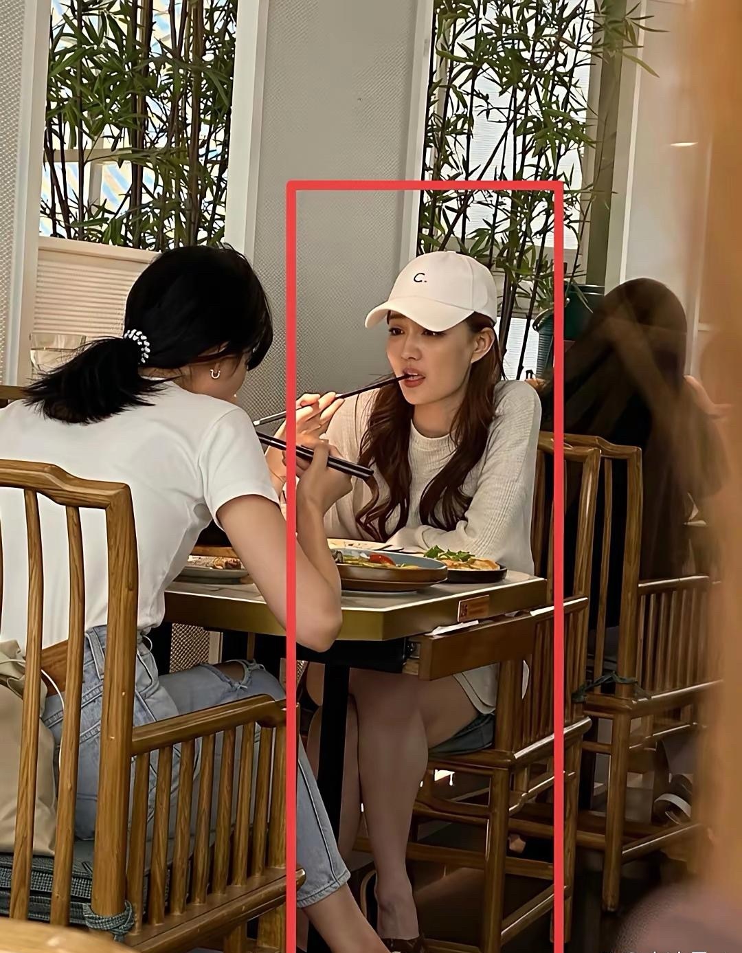看徐璐就知道，女明星也不是个个都是筷子腿的，她还是学舞蹈出身。​​​