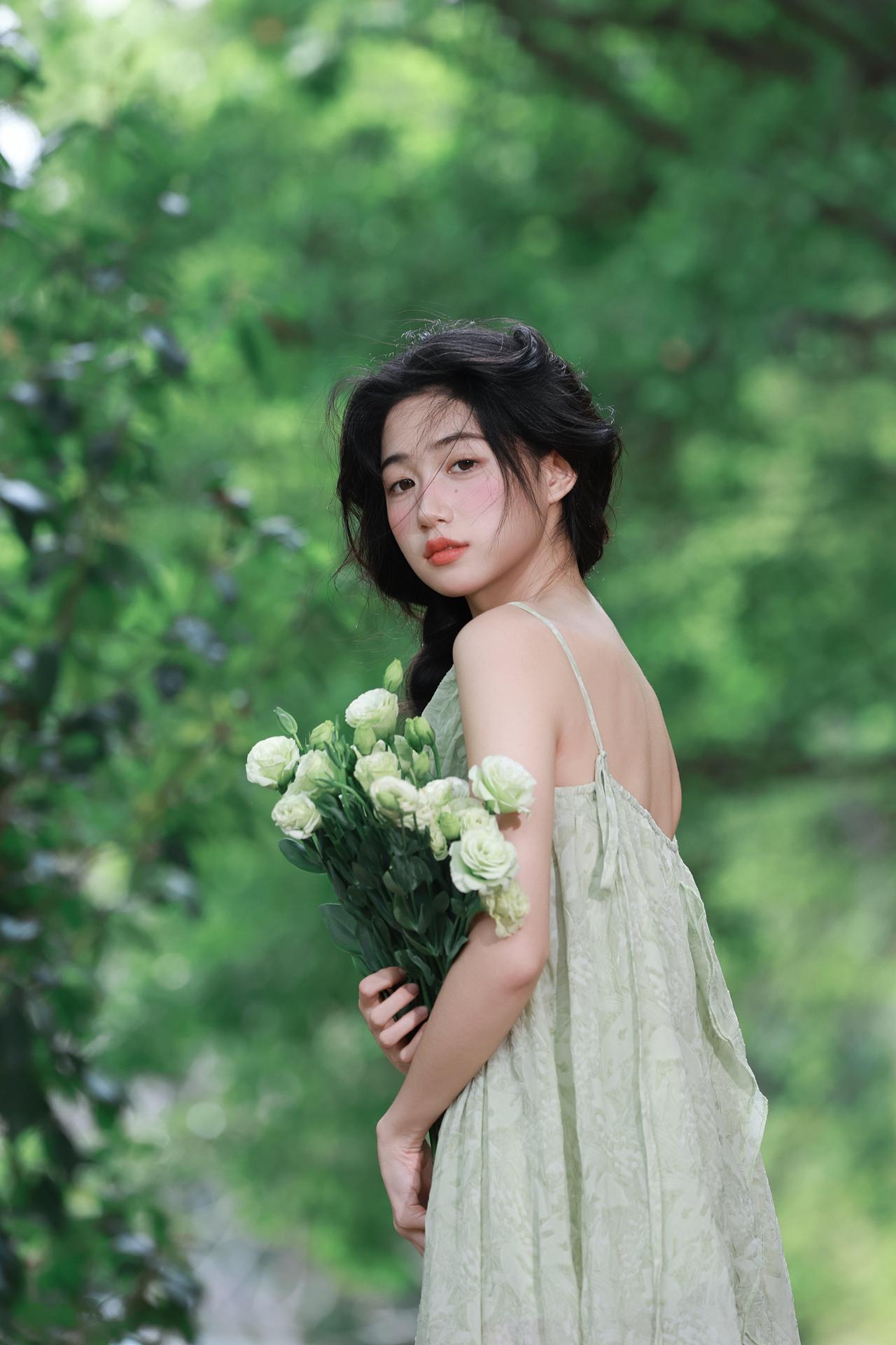 很久没有聊森系人像了。看一下这组，从造型到场景，从光影到色彩，每一个环节都服务