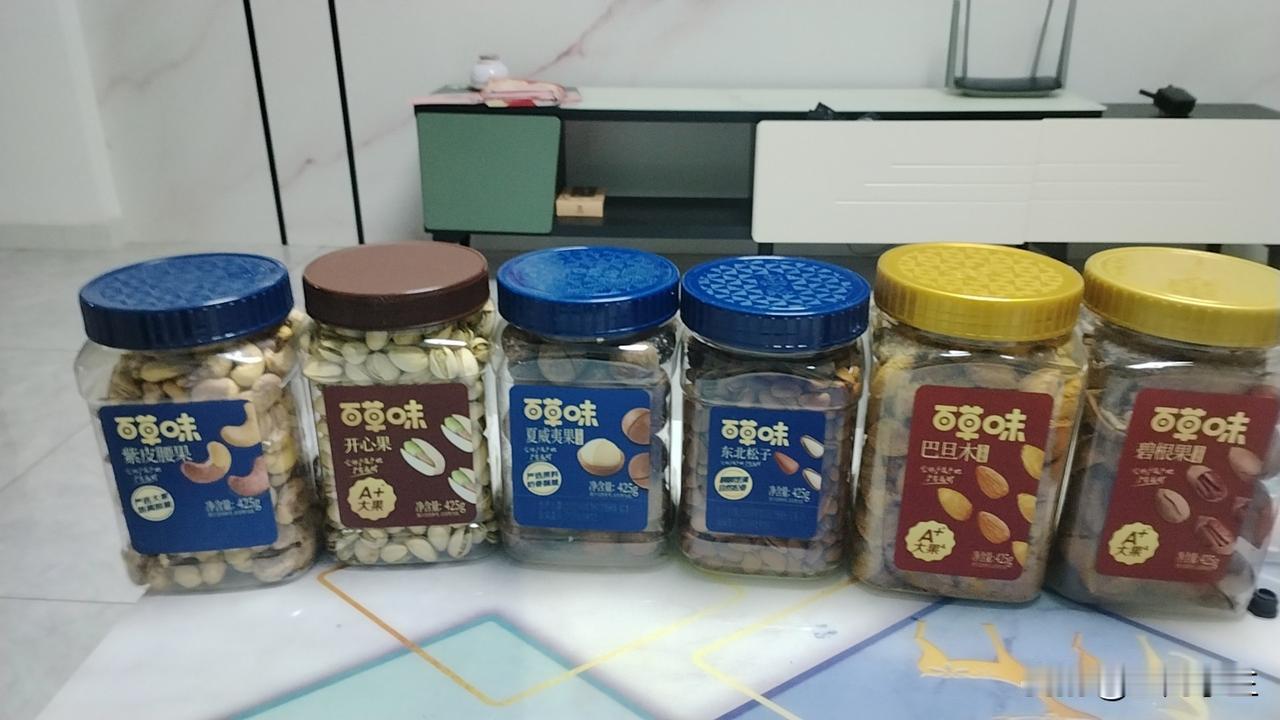 闺女给买的坚果到了，空荡荡的茶几瞬间就有点拥挤，那天大外甥来慨叹，我老姨的家好冷