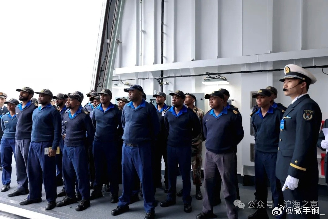 南非舰员参观519阜阳舰
