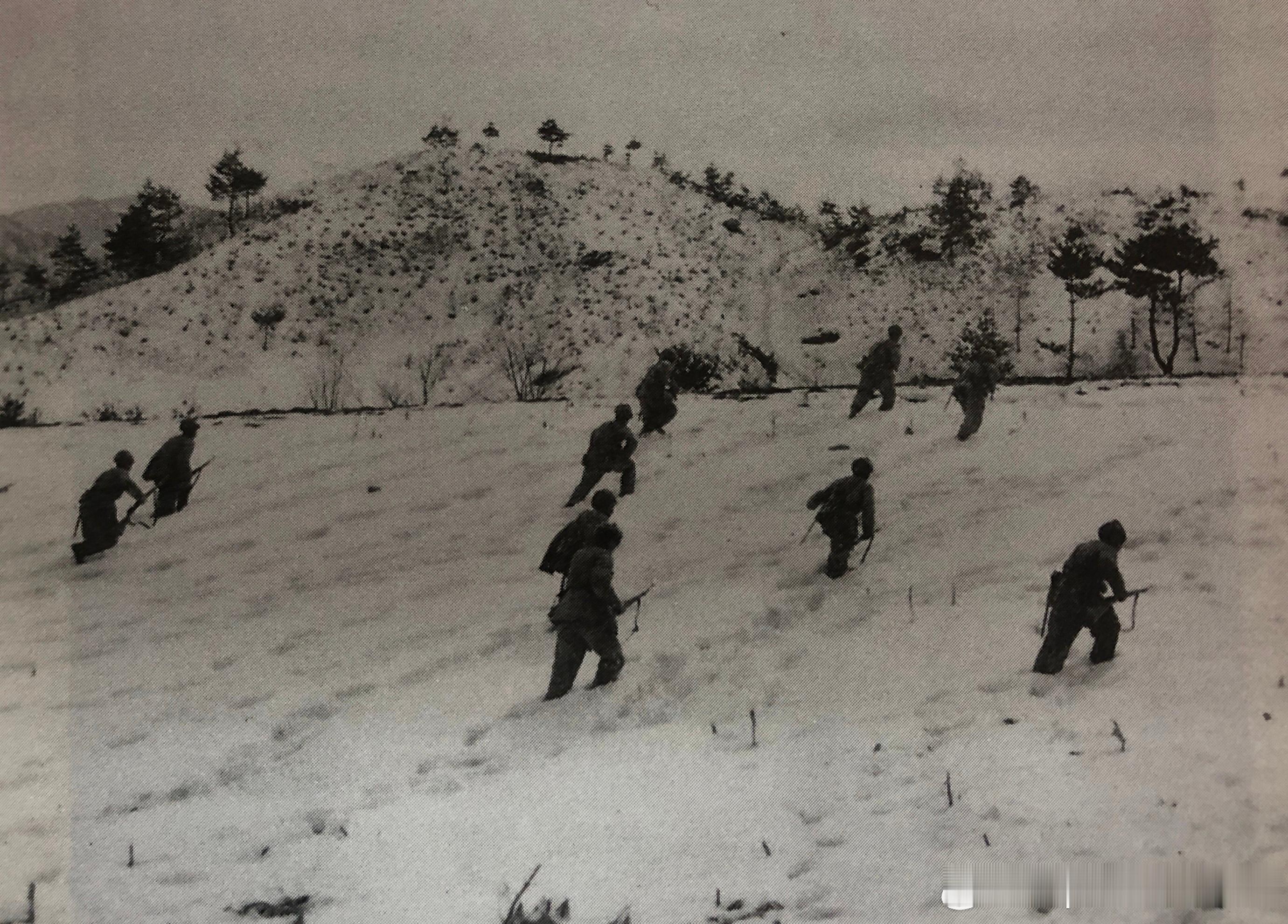 1952年2月志愿军67军在雪地里练习冲锋军事历史全触达​​​