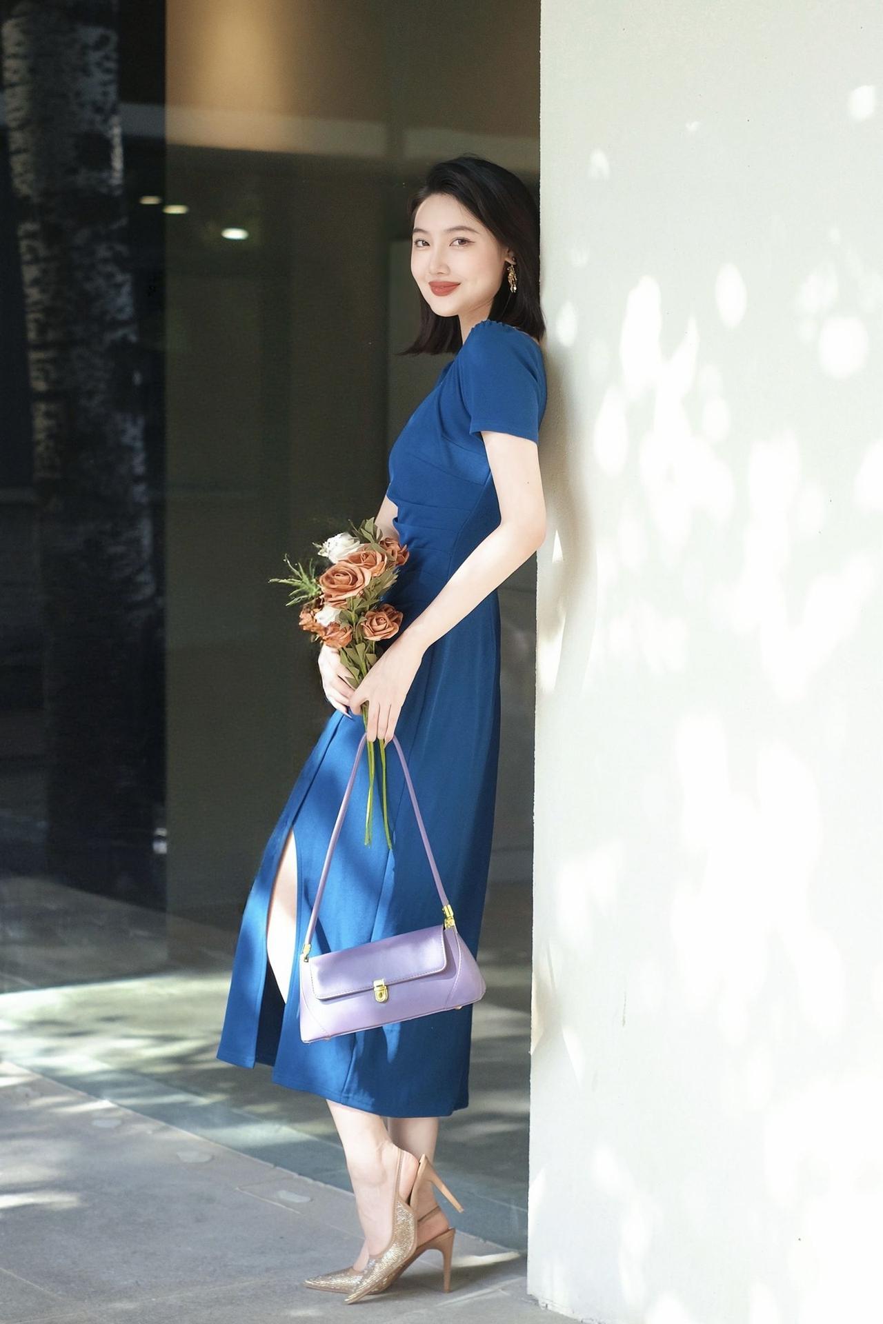 什么样的裙子能兼具优雅与迷人克莱因蓝撞进夏末的光影里，一抹优雅，半分松弛，日子像