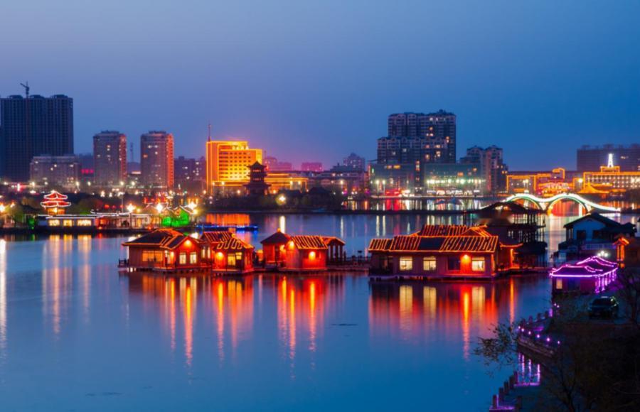 2015年10月，聊城房价均价5424元；2016年10月，聊城房价均价555