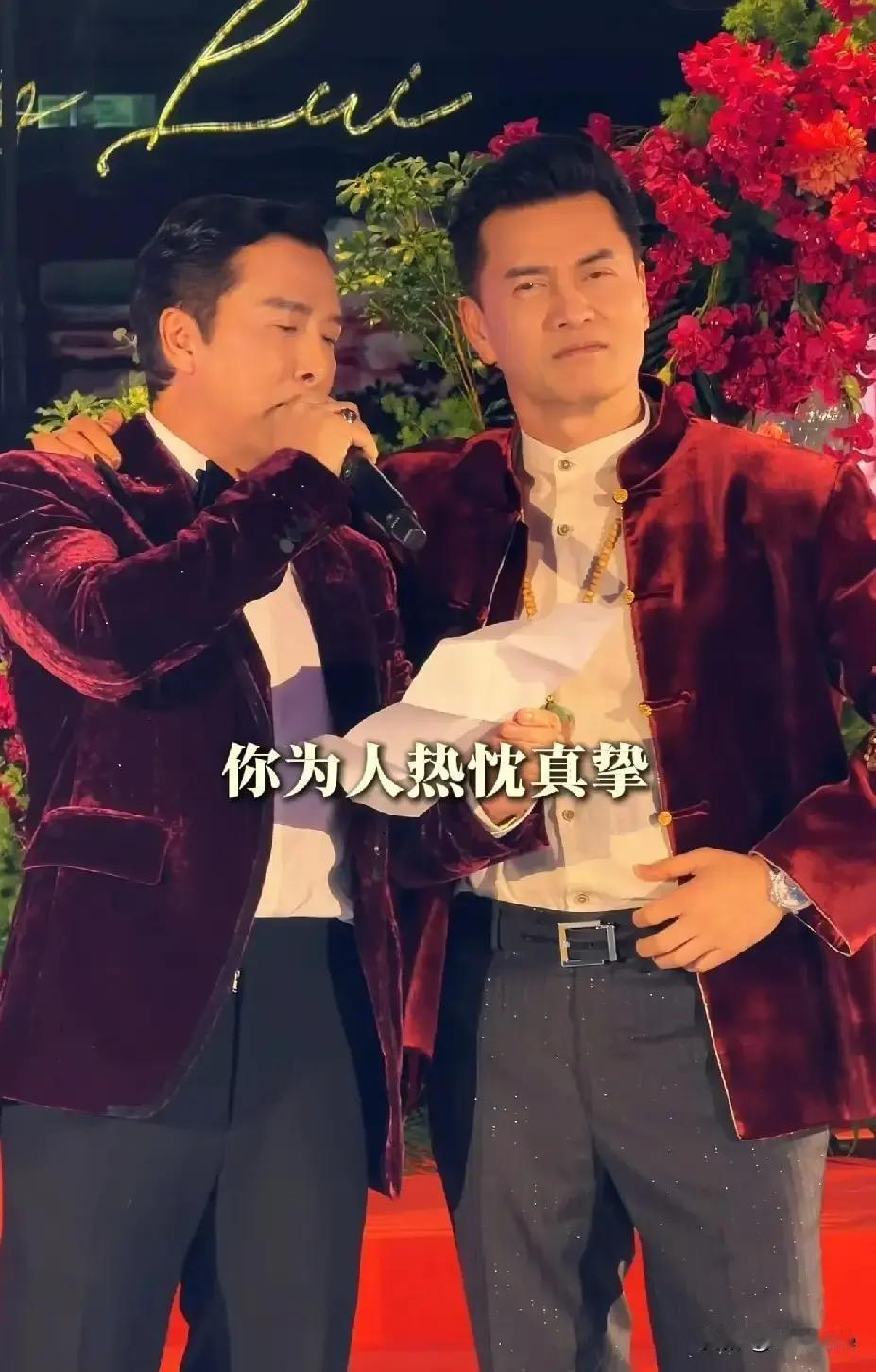 七十岁寿宴上撞衫了。不是尴尬，是两人同时解开西装扣子的动作都一模一样。吕良