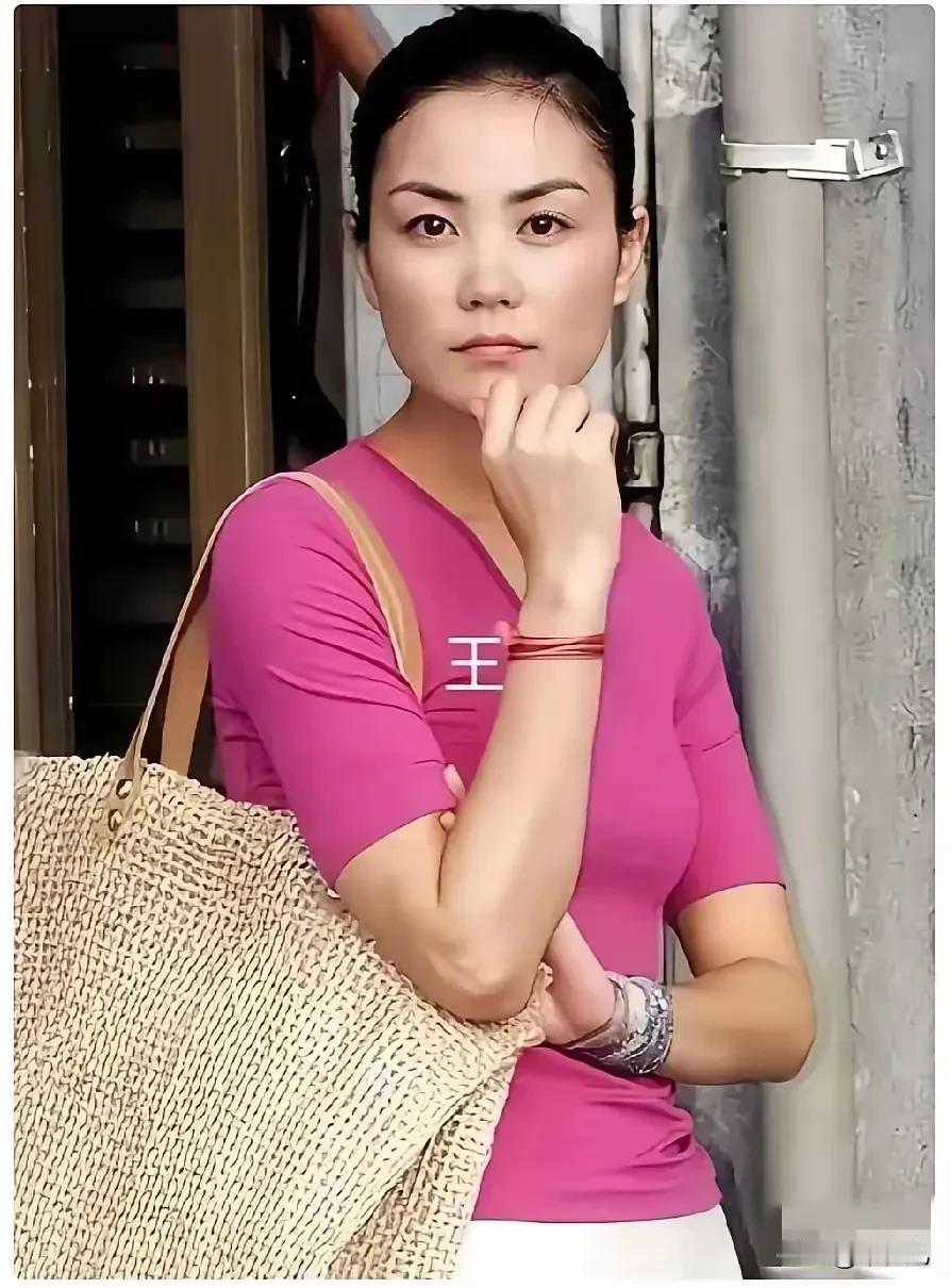 单从王菲她是高冷的她和张柏芝两人的面相上看有拒人于千里之外的感觉，除非她愿意