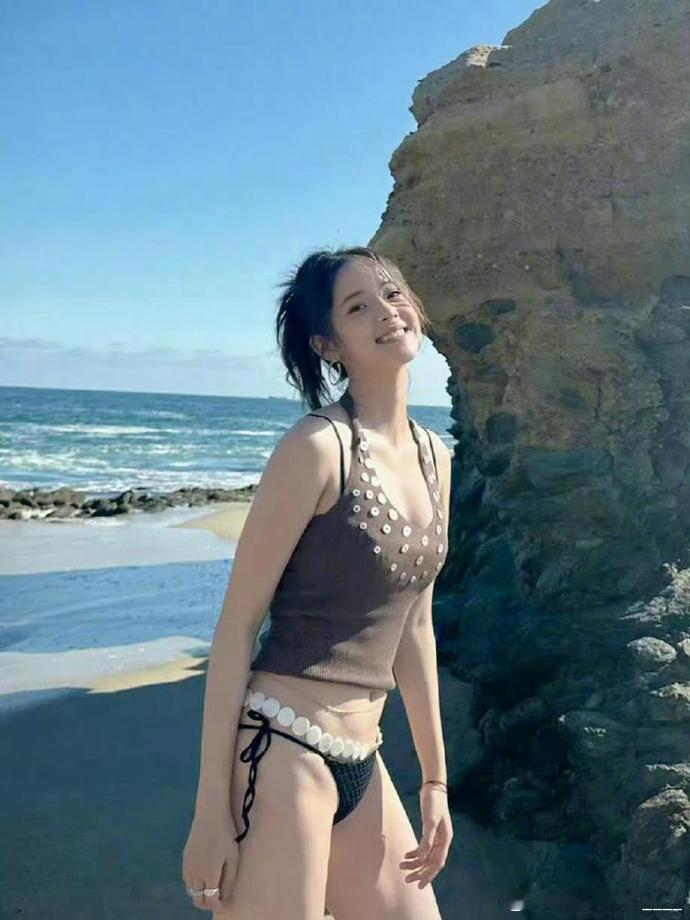 欧阳娜娜身材并无惊艳之处，较为普通，不过她独特的气质与才情，依然在人群中散发别样