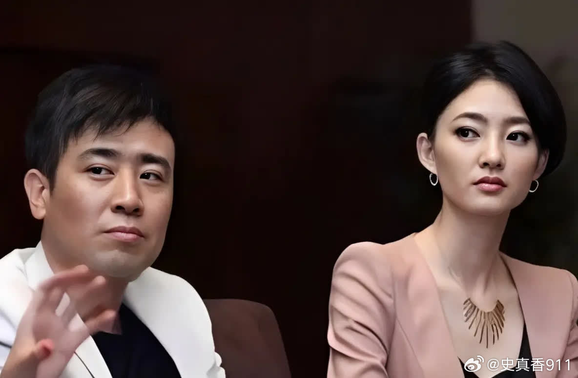 2015年，30岁的王丽坤被拍到深夜驱车去44岁的于和伟家过夜，次日一早才离开，